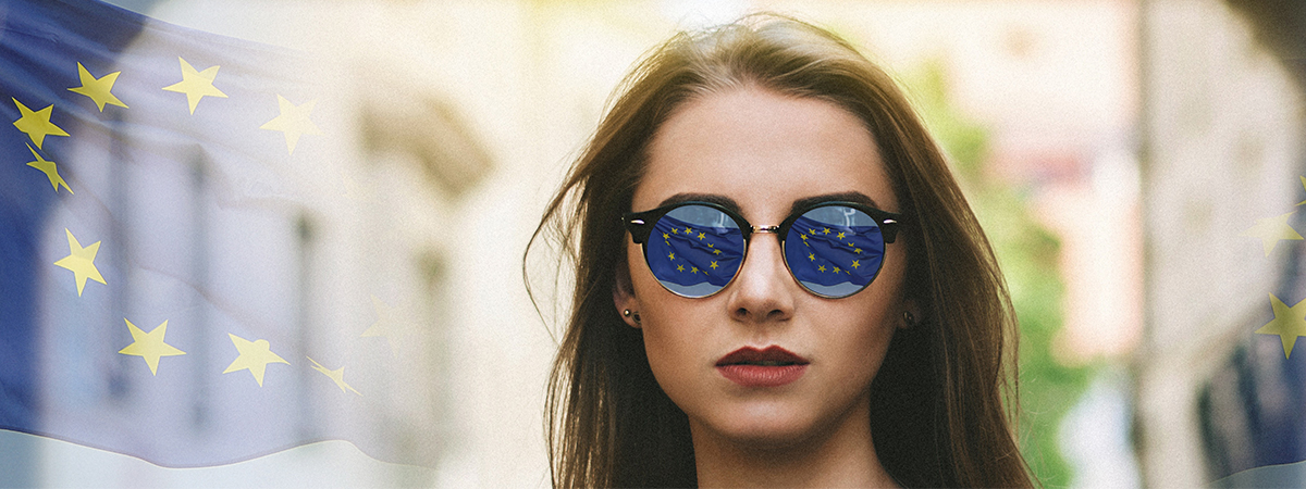 Bild: Frau mit spiegelnder Bille in der sich die Sterne der Europafahne spiegeln