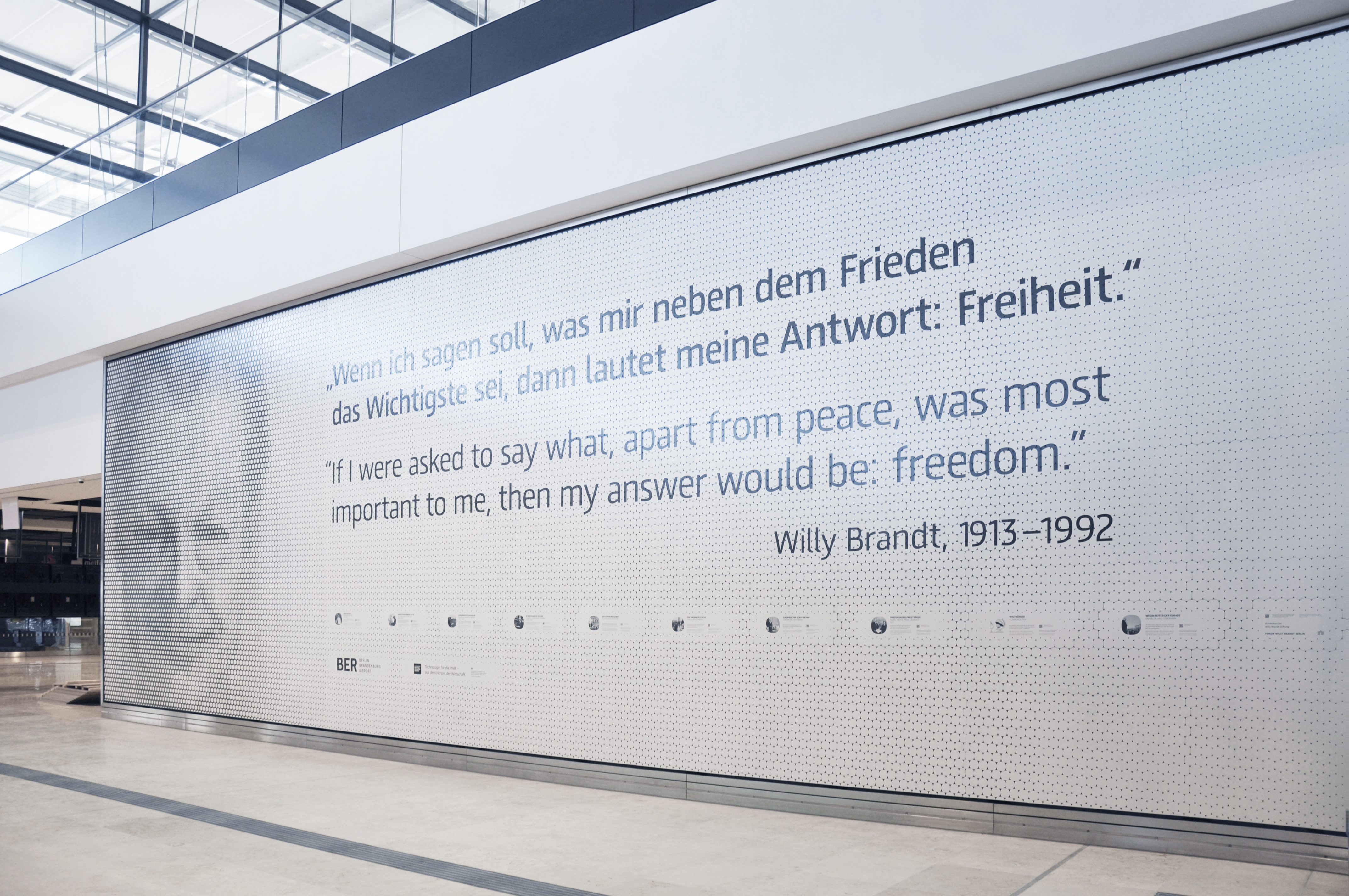 Gedenkwand im Terminal 1 enthüllt – Finanzministerin Katrin Lange würdigt BER-Namensgeber